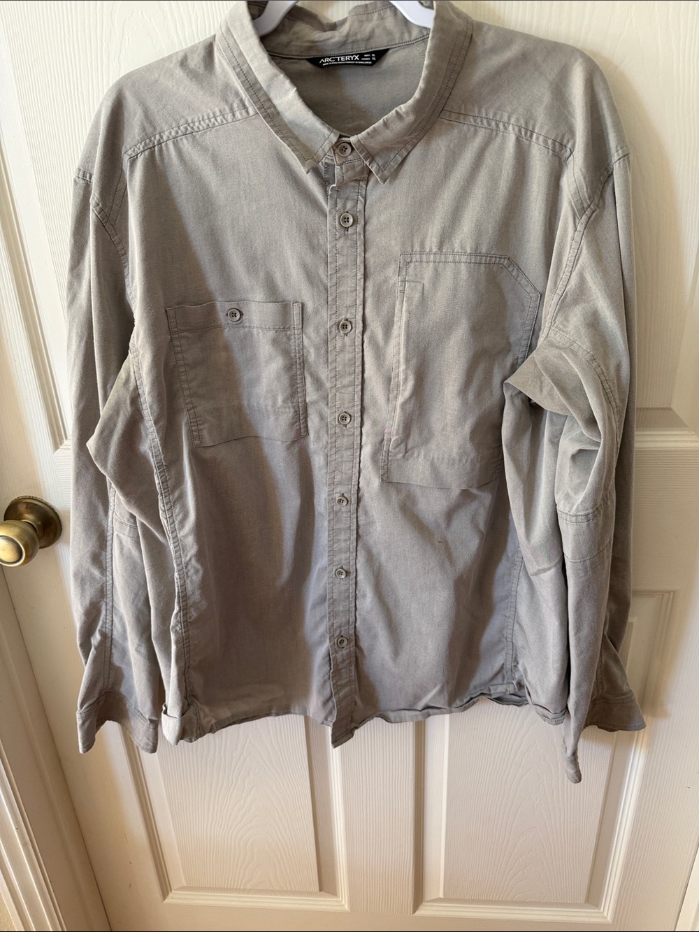 Arc'teryx Men's Button-Up Gray Shirt Sz XL.  Box52